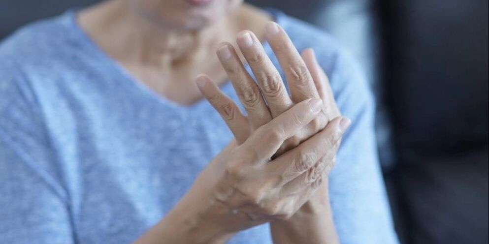 Az osteoarthritis izomgörcsökként, enyhe duzzanatként és fájdalomként nyilvánul meg az ujjak ízületeiben.